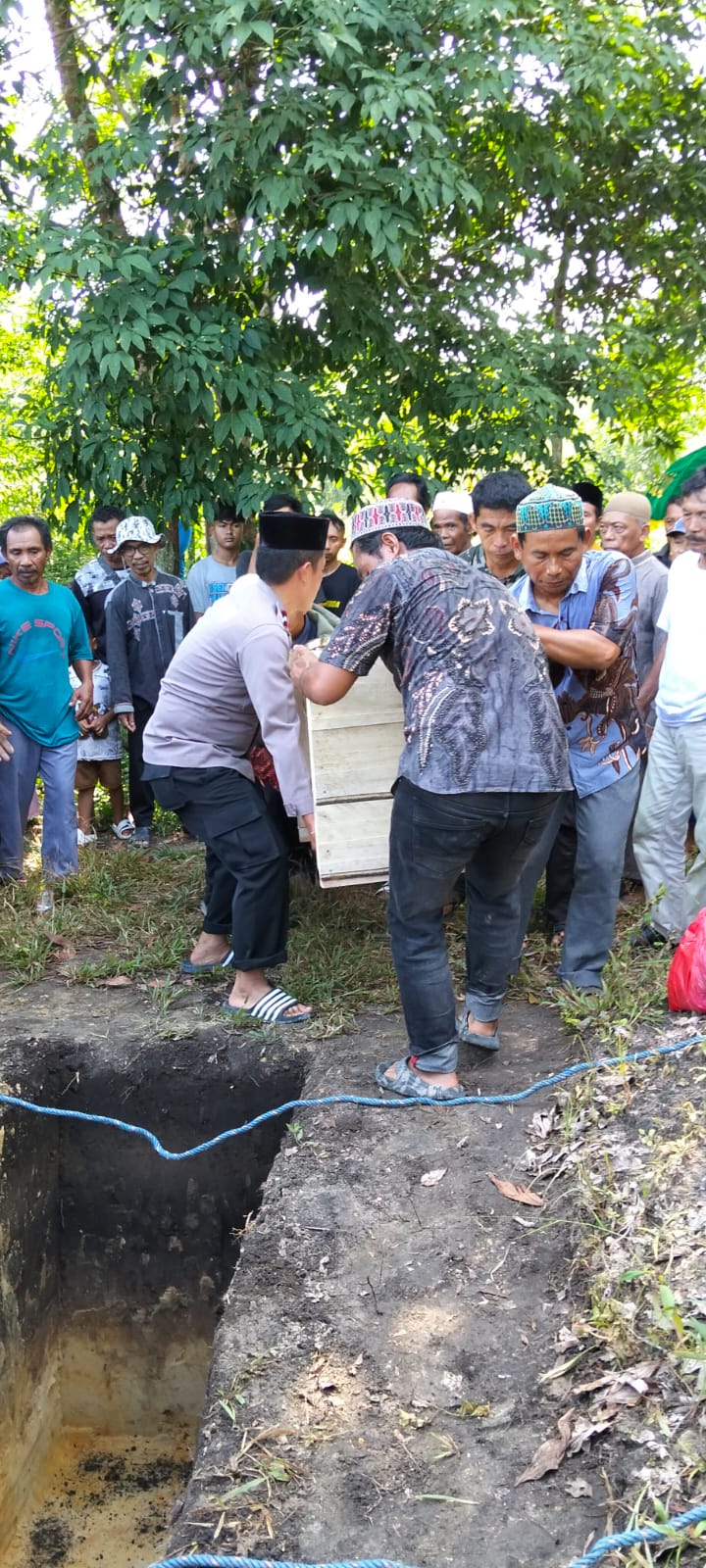 Bhabinkamtibmas Polres Mesuji Sigap Bantu Pemakaman Warga